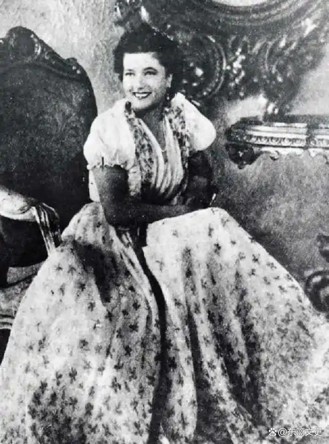 1945年，墨索里尼和情妇克拉拉被处决后，尸体被运至米兰洛雷托广场示众，一名男子