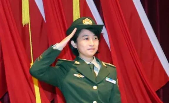 2001年，一个女老师竟然被特招参军还授少校警衔，但是有人却指出：“她的背后一定