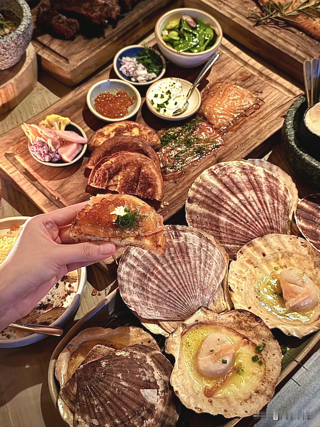 如果是我，接受不了高餐费。
马上就说明情况，离开。
如果吃了，还抹嘴开溜。
这就