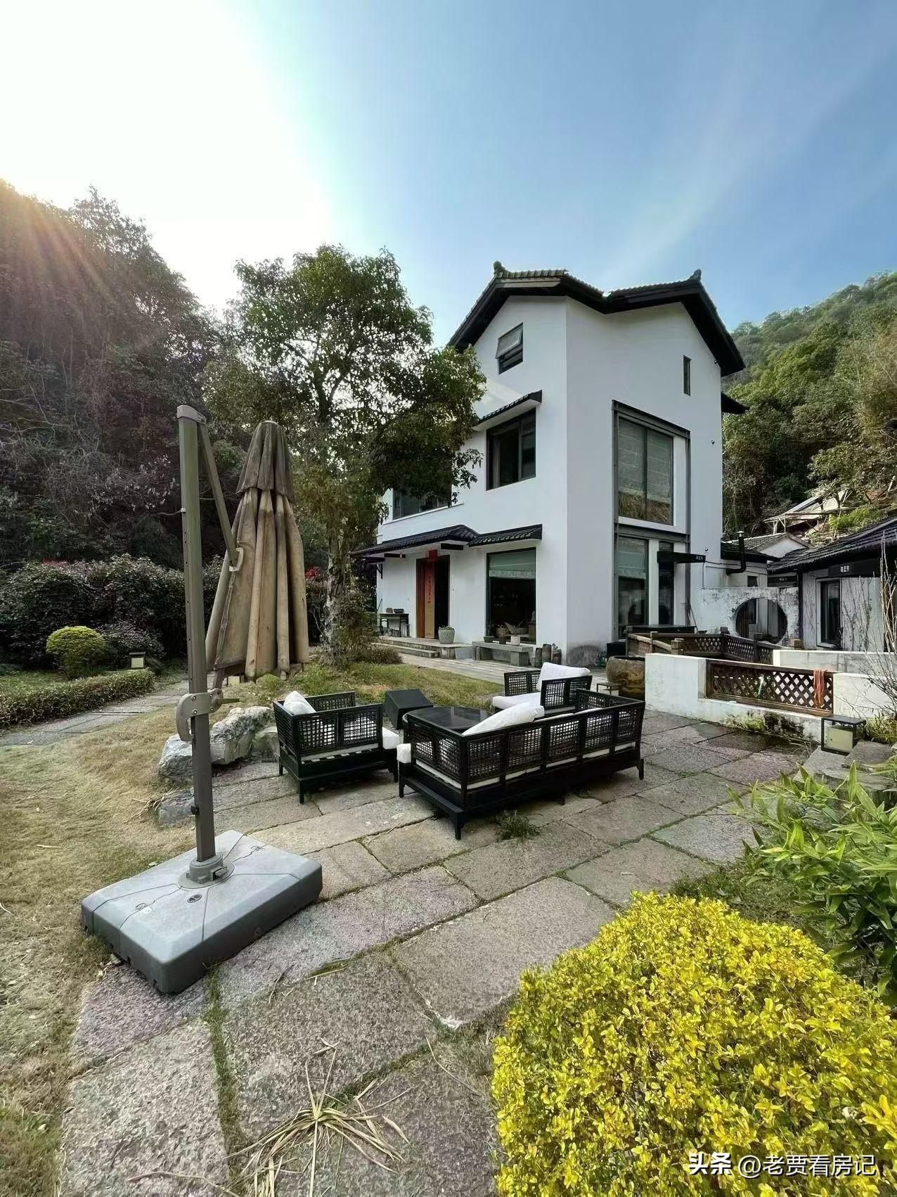 西湖景区政别墅会所，出租！
     独门独院3层庭院；主楼+附房面积400方；