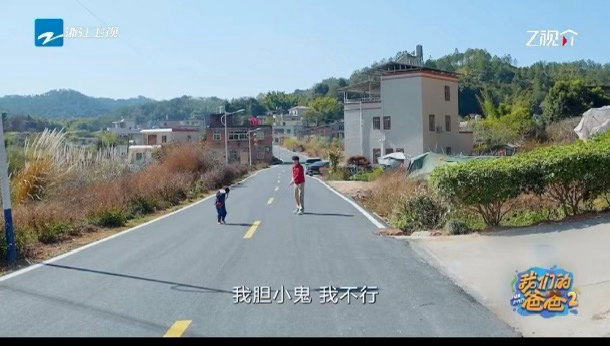 黄子韬怕鸡黄誉博怕蚯蚓 黄子韬怕鸡是出了名的，现在徒弟黄誉博怕蚯蚓也被曝光了。佳