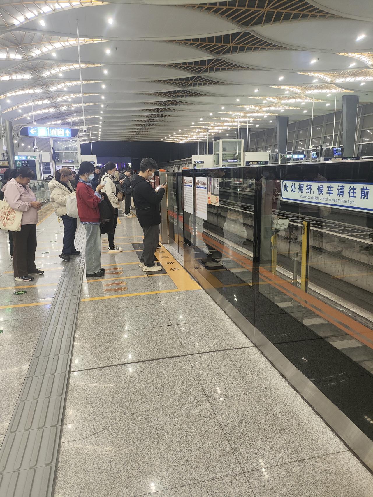 地铁遍地低头族：不是人性冷漠，是现代人最无奈的自我治愈！
 
今天坐地铁，我特意