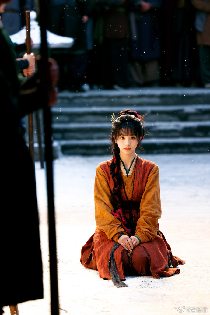 田曦薇这段完全小猫具象化 田曦薇的身手也太灵活了吧💫，这段上桌动作像小猫般轻巧