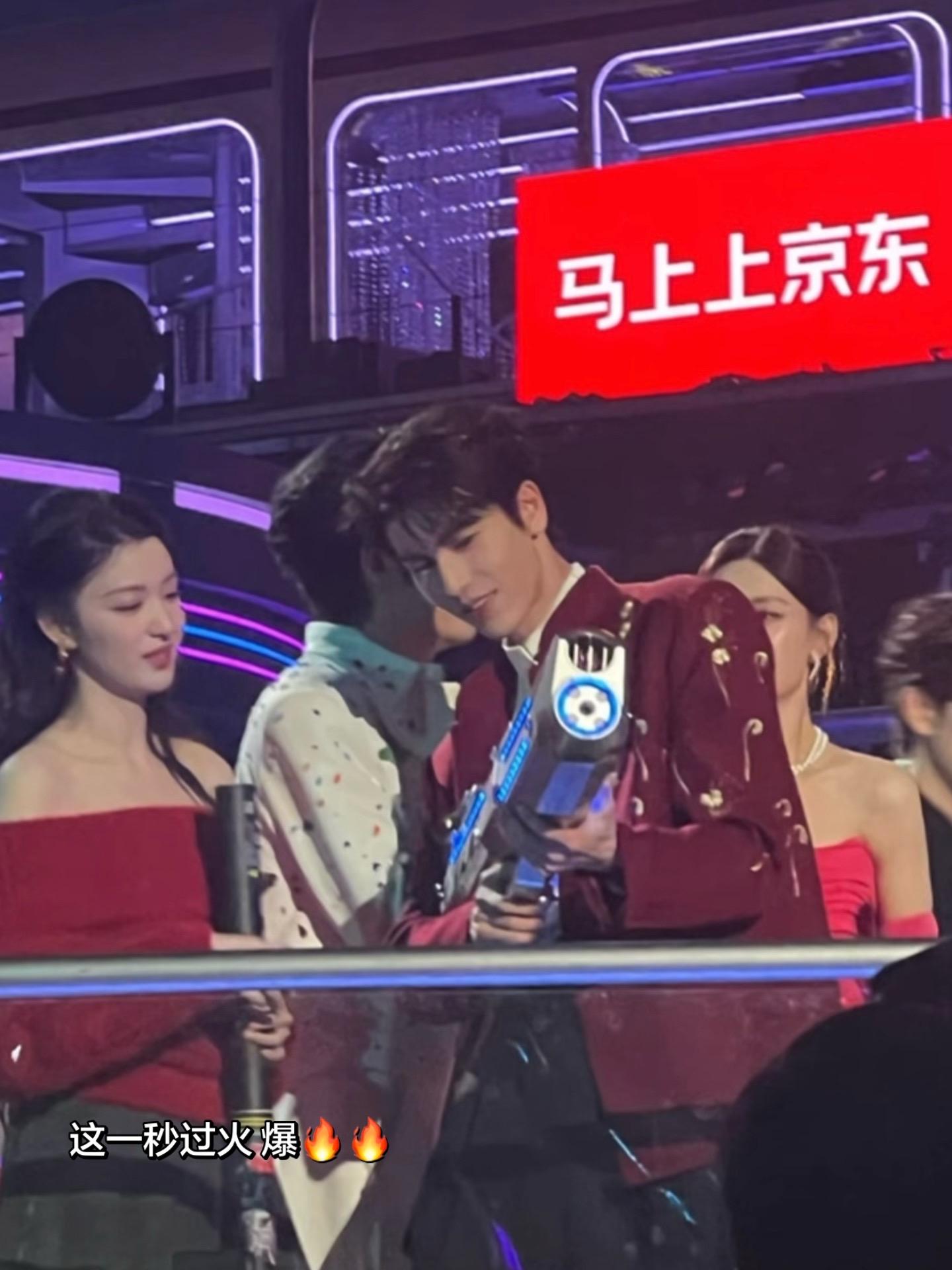 爱是突然降凌的 ！！