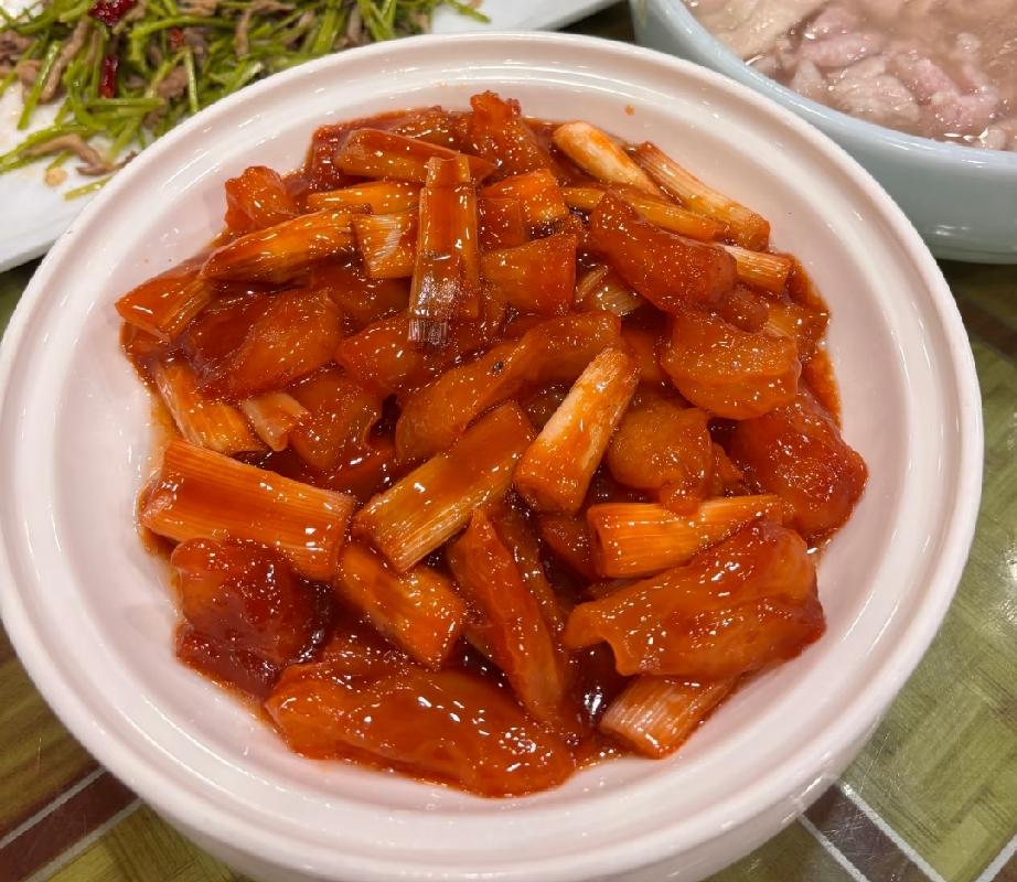 这家藏在聊城东昌府的孟家包子，真不是那种网红打卡地，而是本地人私藏的老味道。四个