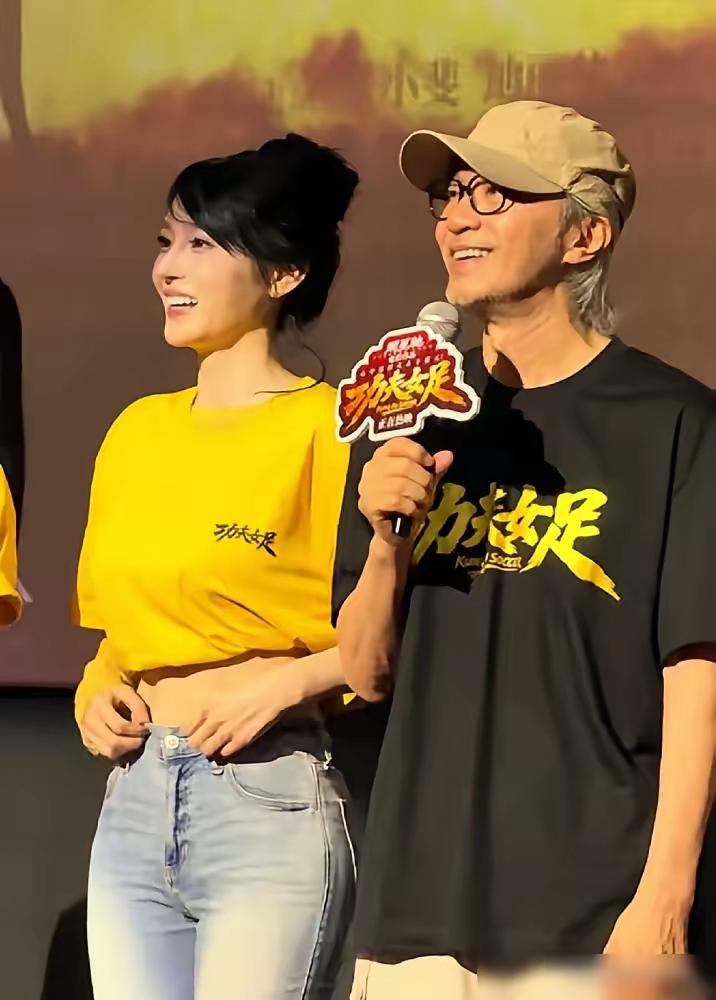 周星驰携主演迪丽热巴亮相路演现场。热巴不仅容貌绝美，更关键的是，她浑身散发着一股