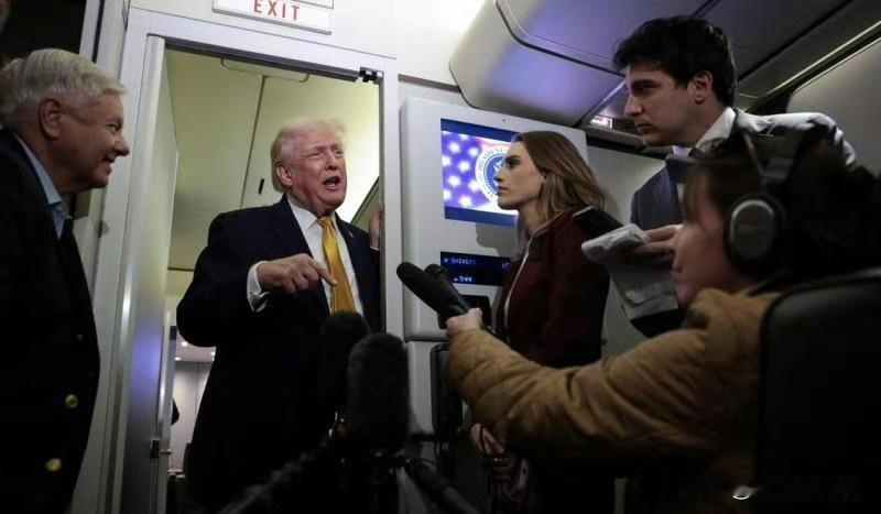 【特朗普恫言攻打哥伦比亚 指古巴政府面临倒台】特朗普星期天（4日）在空军一号上对