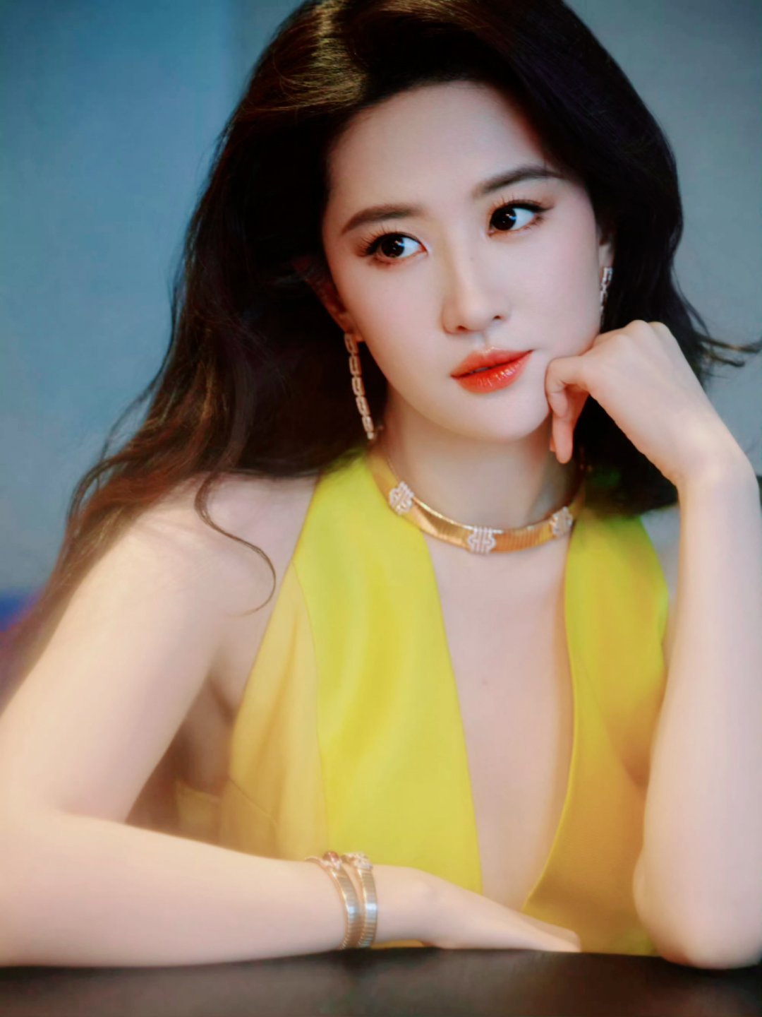 Vogue20周年刊85花站位:刘亦菲，赵丽颖，张小斐，杨幂，刘诗诗，倪妮，辛芷