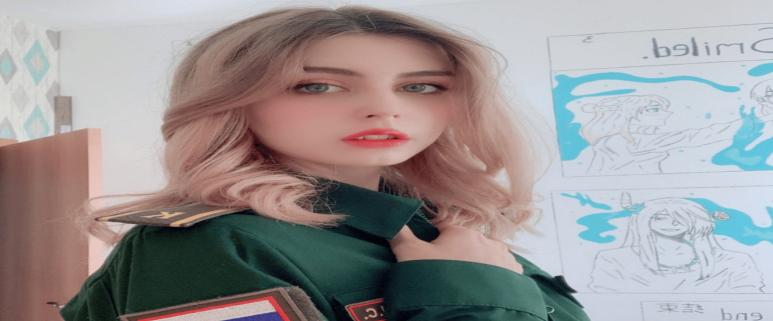 冬季边防线上，俄罗斯女兵的坚毅笑容，透露着战场上的柔情；草原上，她们的自拍，美得