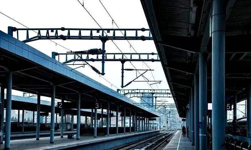 凌晨五点半我出门，以为街面会空，结果扫地的阿姨已经扫到第三趟，早餐车蒸汽扑脸，轻