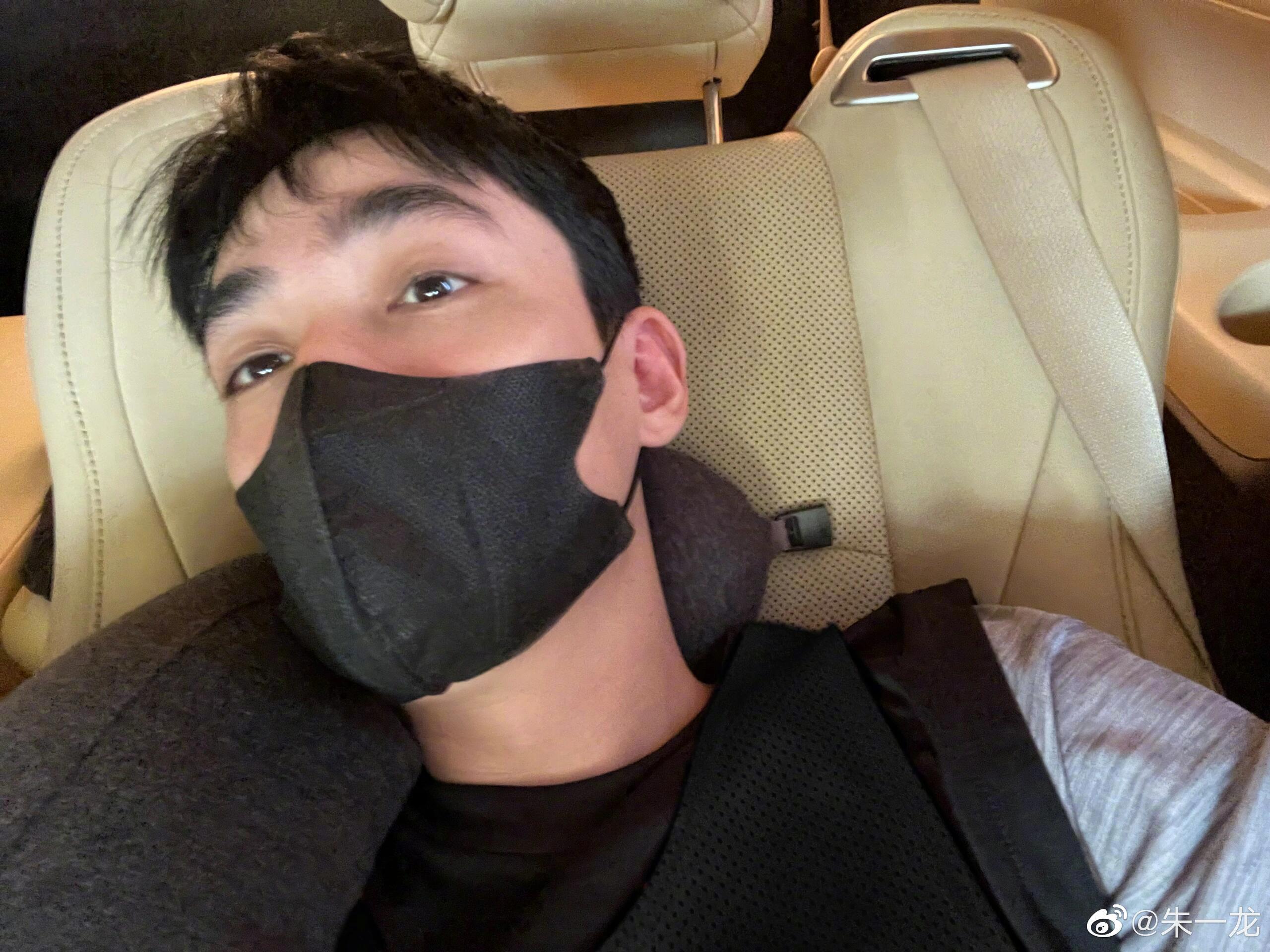 朱一龙超权威的生图自拍🤳 