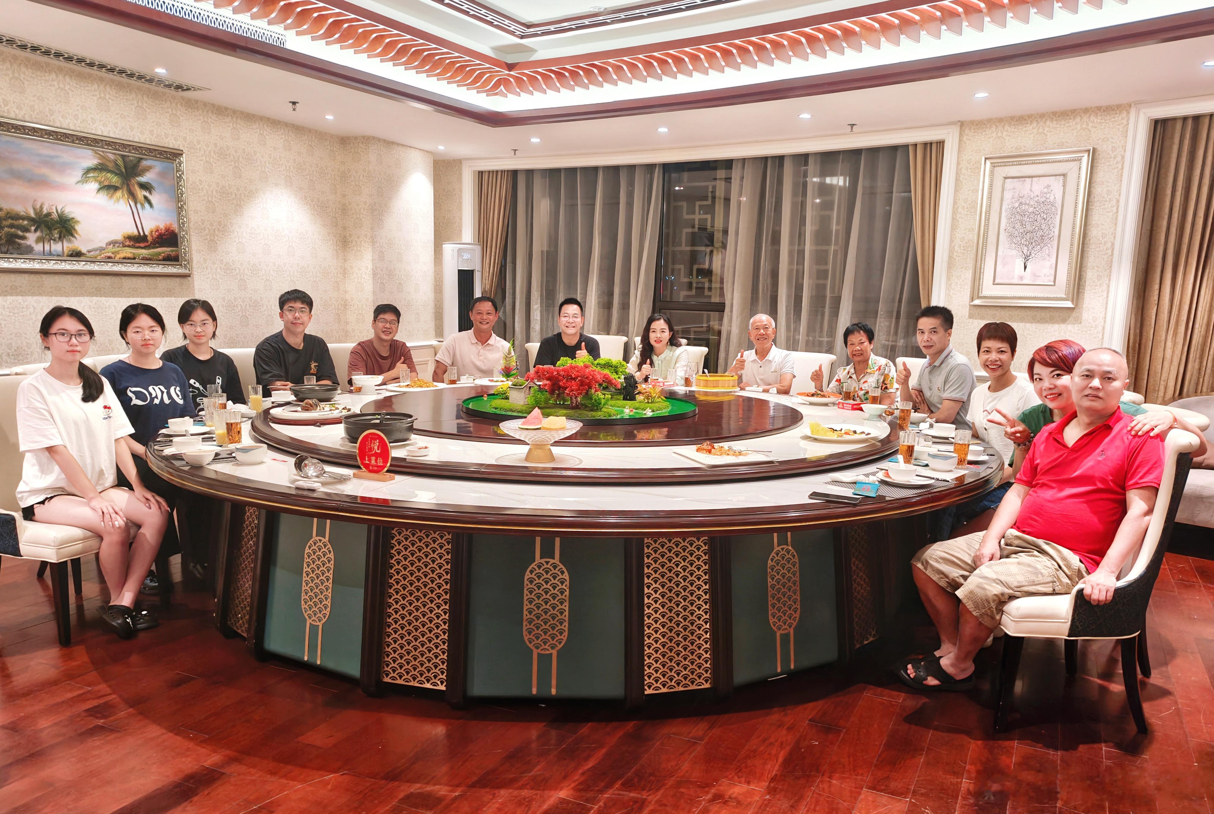 今晚我们全家人一行承蒙梅州分公司同事盛情款待，犹如亲人般温暖贴心。感恩安利这份同
