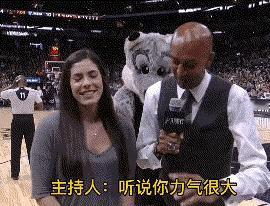 她是一个专业的篮球运动员，目前效力于WNBA！
别看他挺有力量，其实她是一个超级