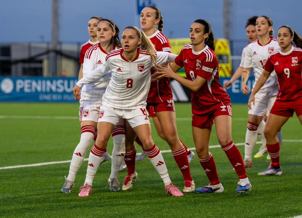 世界杯女足预选赛，保加利亚女足客场对阵直布罗陀女足，由于赛前保加利亚女足的球衣装