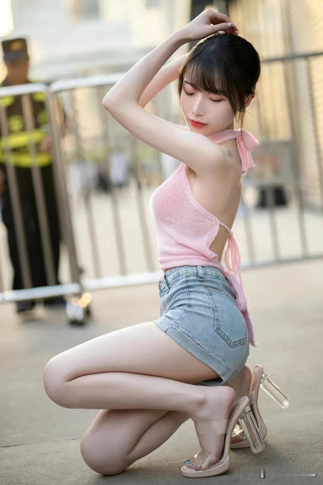 三位美女，室内及户外街拍，粉色上衣，吊带白裙，美翻天