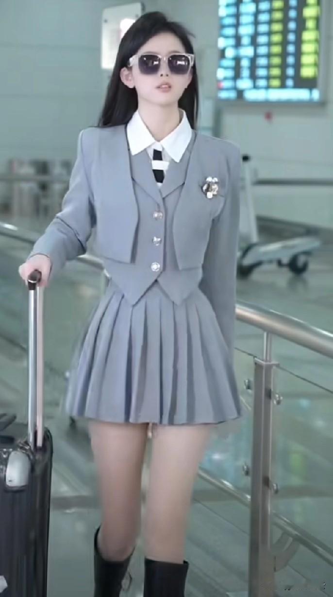 行李箱轮子碾碎回声，
而腿线在玻璃幕墙的折射里，
不断延长。
所有影子都朝她的方