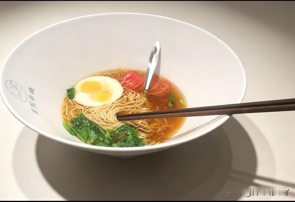昨天公司聚餐，巧逢同事生日。

老板买了个蛋糕，然后餐厅也比较暖心，给送了一碗长