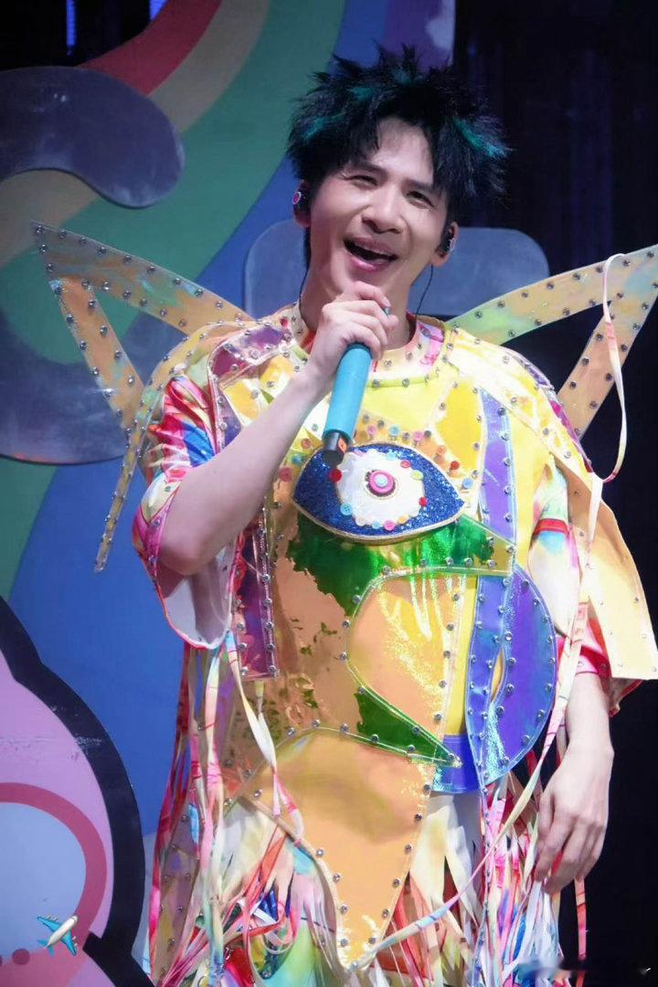 大张伟演唱会牛来buff叠满大张伟现场全是牛来细节拒被现实招安，撞现实的冰川，大