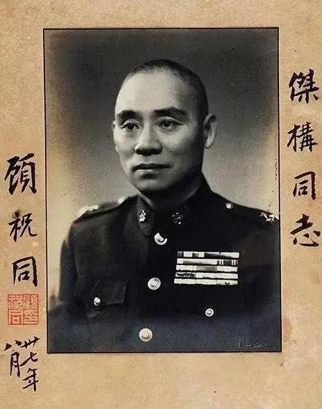 顾祝同当师长时，连长李志超克扣军饷导致两个排士兵哗变。旅长押着李志超去找顾祝同，