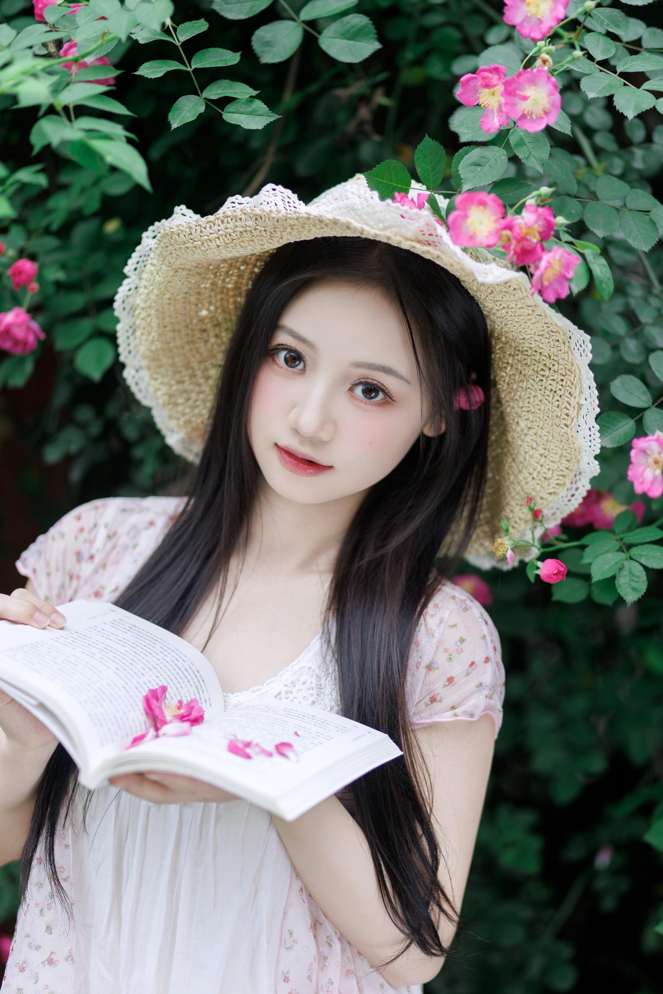 墙角开了一朵小花。是蔷薇花🌸