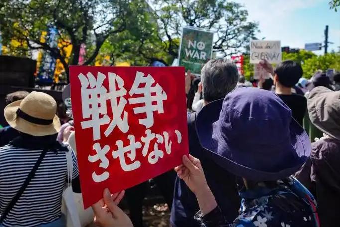 日本东京被点燃了，3.6万民众密密麻麻围在国会议事堂门口，怒火直冲天灵盖，坚决抗