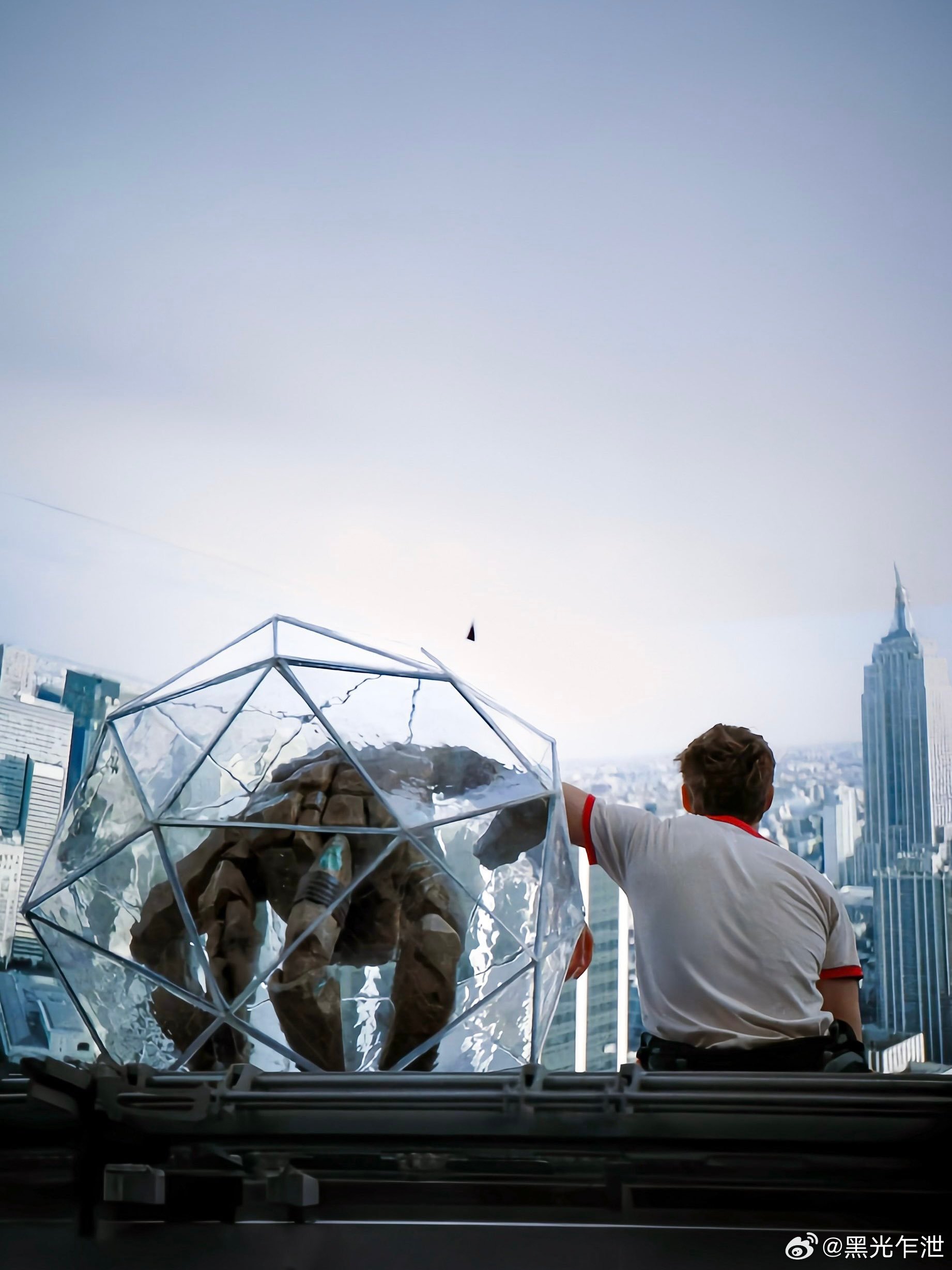 韩国院线为《挽救计划》做的透明海报周边，现在观众可以带他们去看地球上的各种美景了