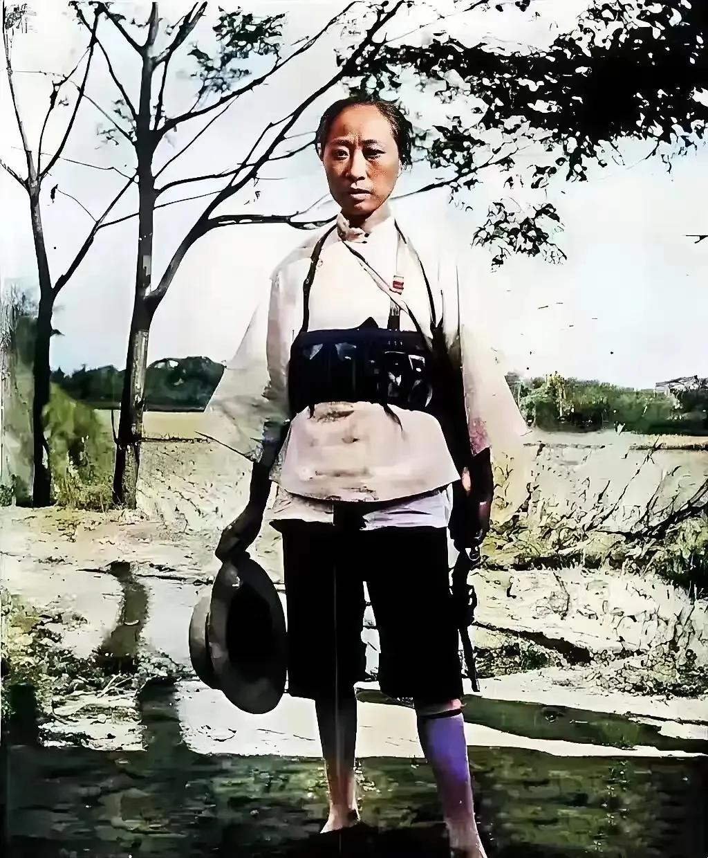 1943年，江南抗日义勇军的女子别动队队长李翠英，在被捕前留下一张照片。照片中的