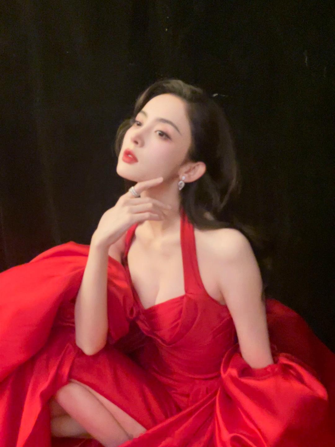 古力娜扎异域玫瑰闪耀暗夜 