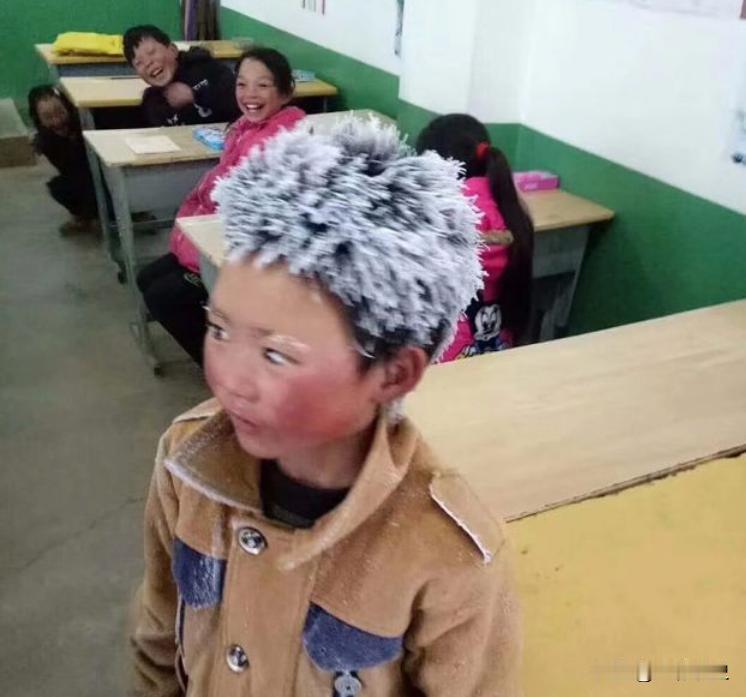 2018年，云南男孩走4.5公里山路上学，因满头冰花走红，现状让人暖心
 
想必