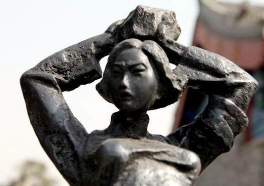 1938年，台儿庄战役，女护士正抢救重伤的连长，一名日军突然挥刀砍来，眼见连长倒