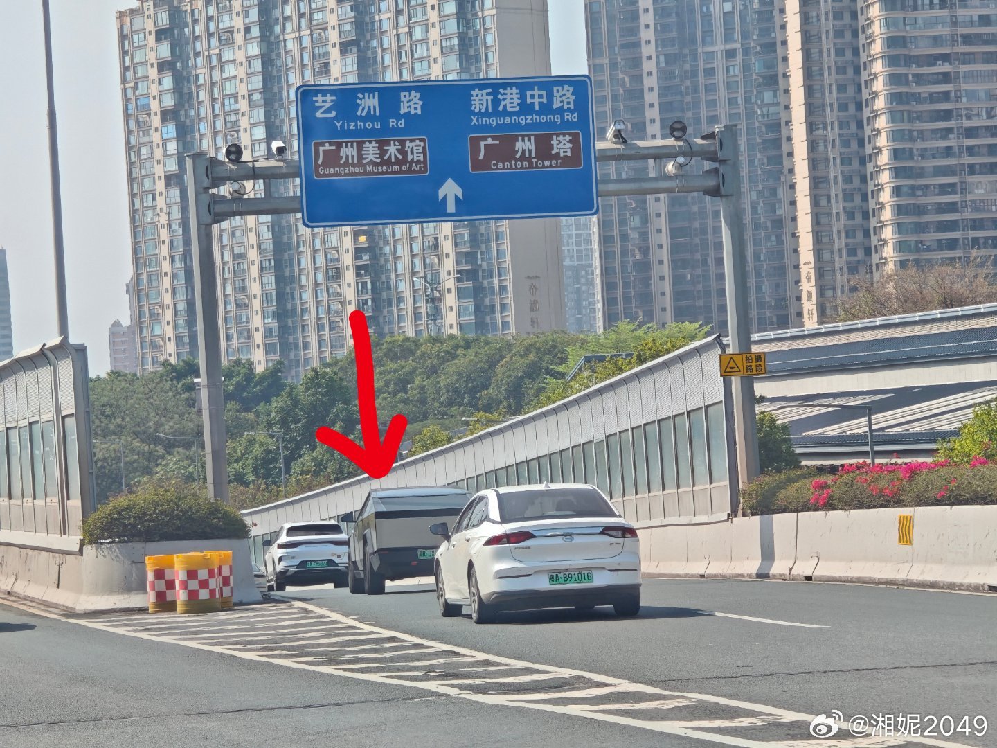 第一次在路上看见实车，还是觉得这车很适合用来银行运钞，因为一看就很防弹大v聊车