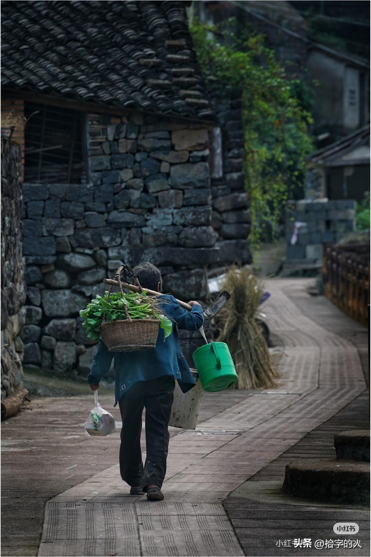 我今年67，老伴走了快两年。这话我憋了两年，没敢跟任何人说。今天头一回说：他走了