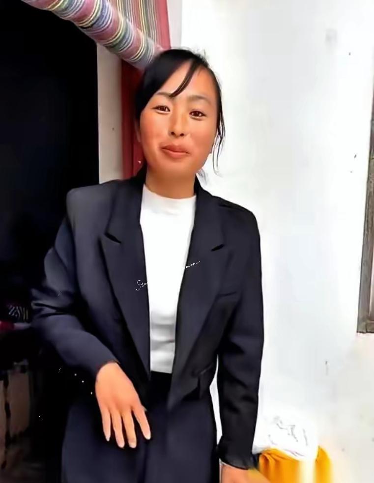 你要养他们，我们就离！”
男人指着门口那五个孩子，手在发抖。他刚下工，一身木屑味