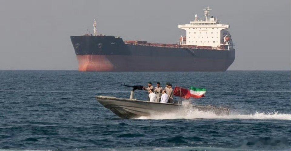 伊称已收到首笔霍尔木兹通行费伊朗石油流量继续通过霍尔木兹，尽管美国海军封锁根据分