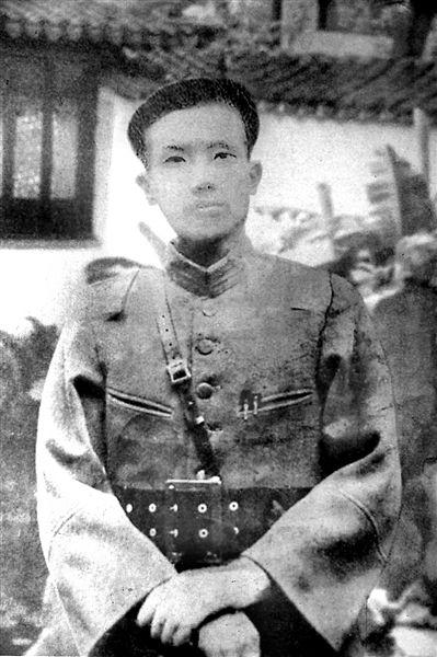 他智勇双全，34岁成为红军军长，手持双枪，百发百中，参加上海“打狗队”铲除叛徒，