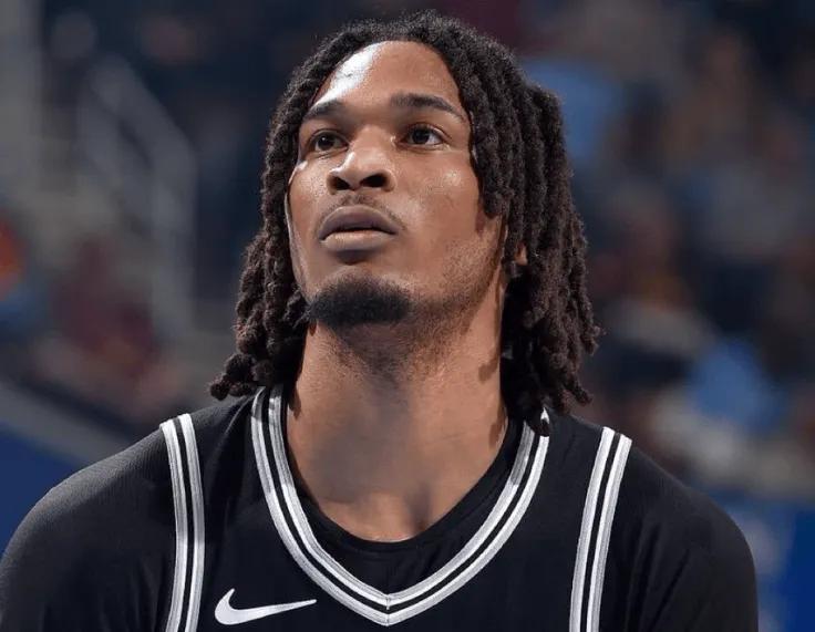 扎心了！
马刺面对76人的比赛，本场比赛，马刺队的文班亚马只打了半场球就因为挫伤