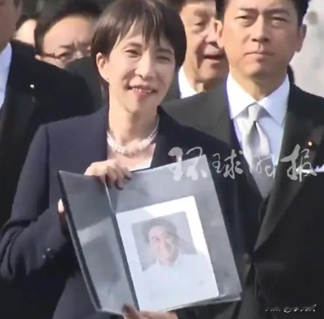2026新年刚开始，日本高市早苗前往三重县伊势神宫参拜，手上却拿着已故安倍晋三的