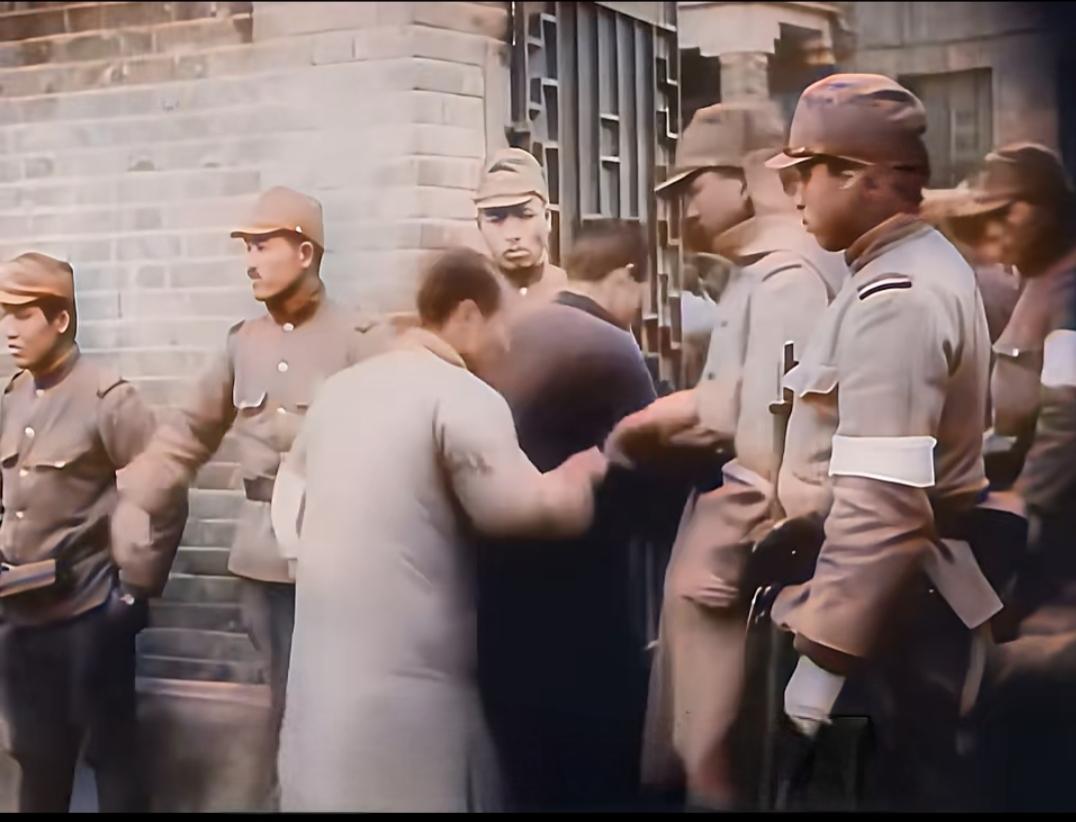 1937年12月13日，兽兵们的大屠杀停止后，日本侵略兵在南京全城盘查搜捕中国士