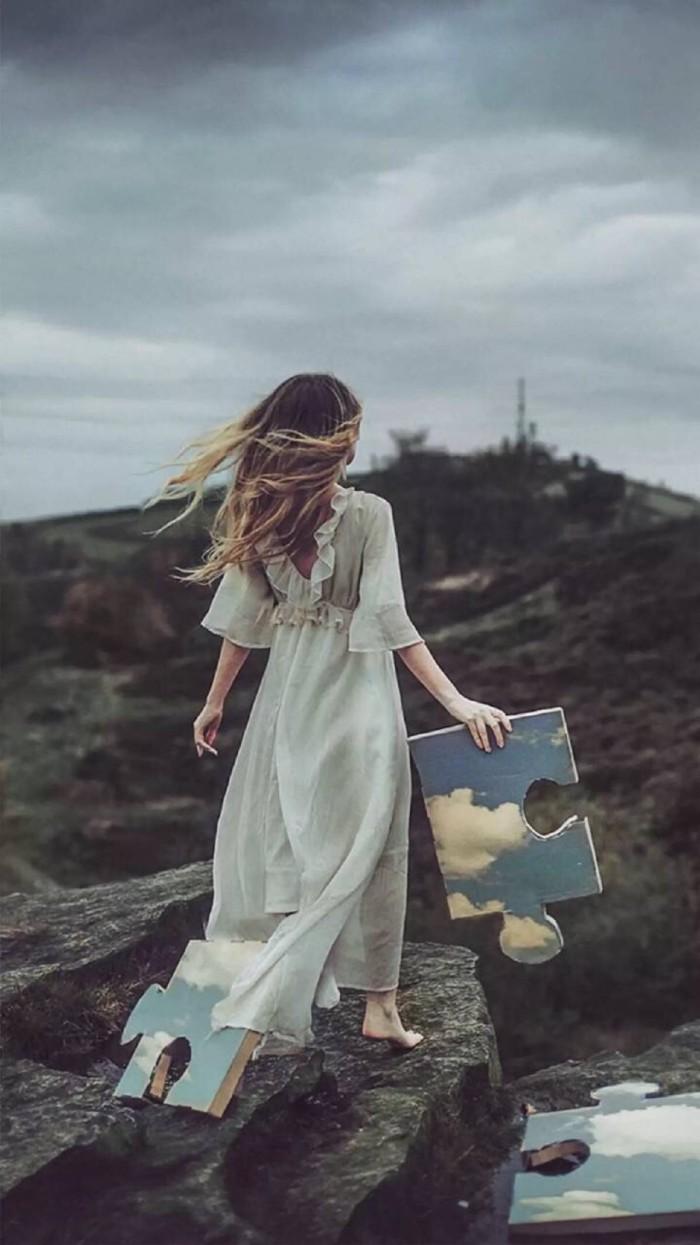 约老朋友一起散步，发现她闷闷不乐，我问她遇到什么事了，她说她心里窝着一肚子火，气