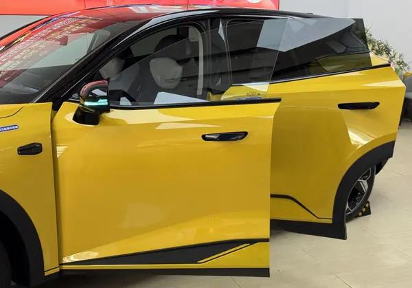 座舱科技感与舒适性并存

坐进车里，立马能感受到不错的尺寸带来的空间宽松感，座舱