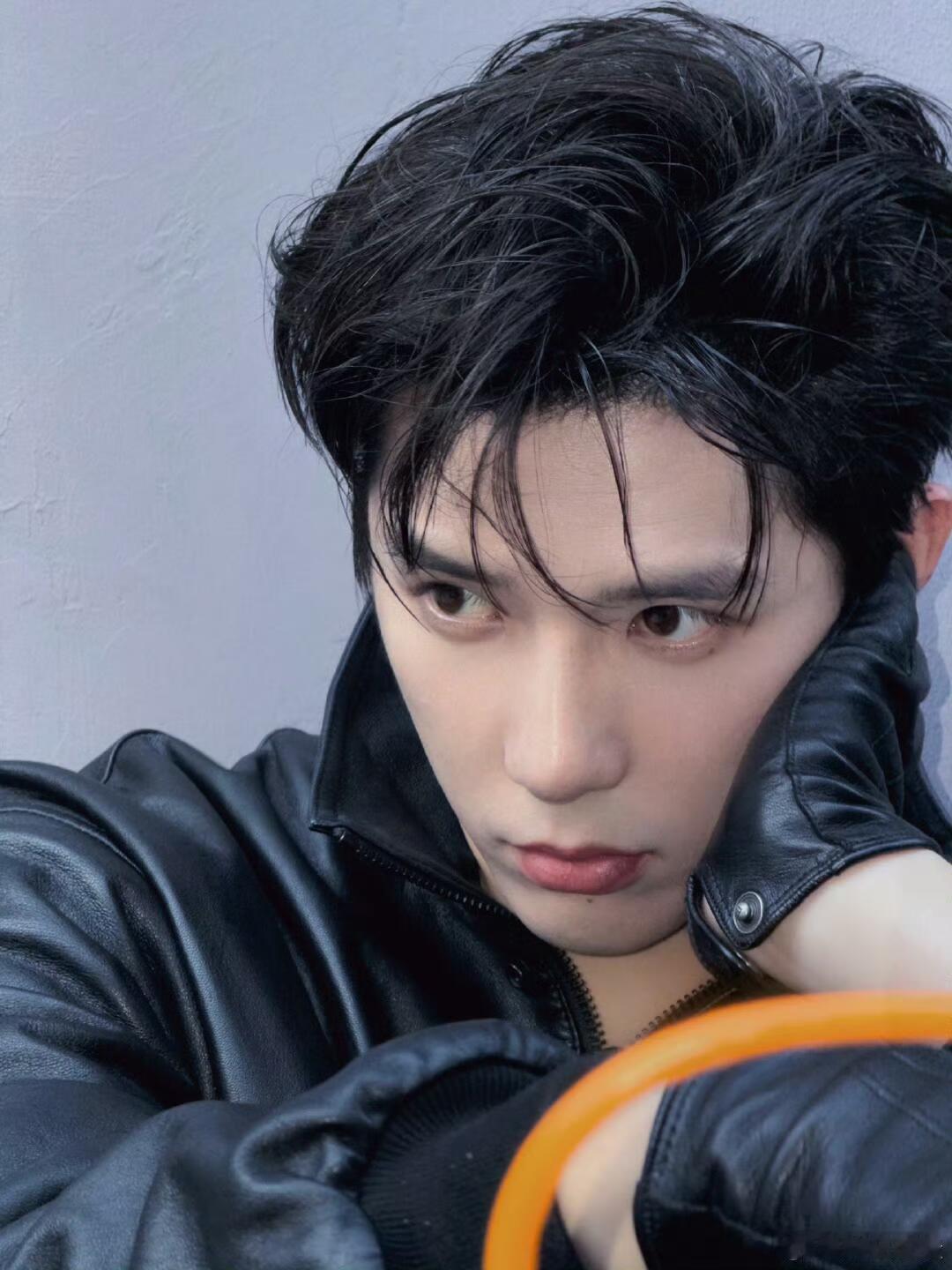 王安宇  没有不爱这组照片的吧 黑框丸宇王安宇｜ 