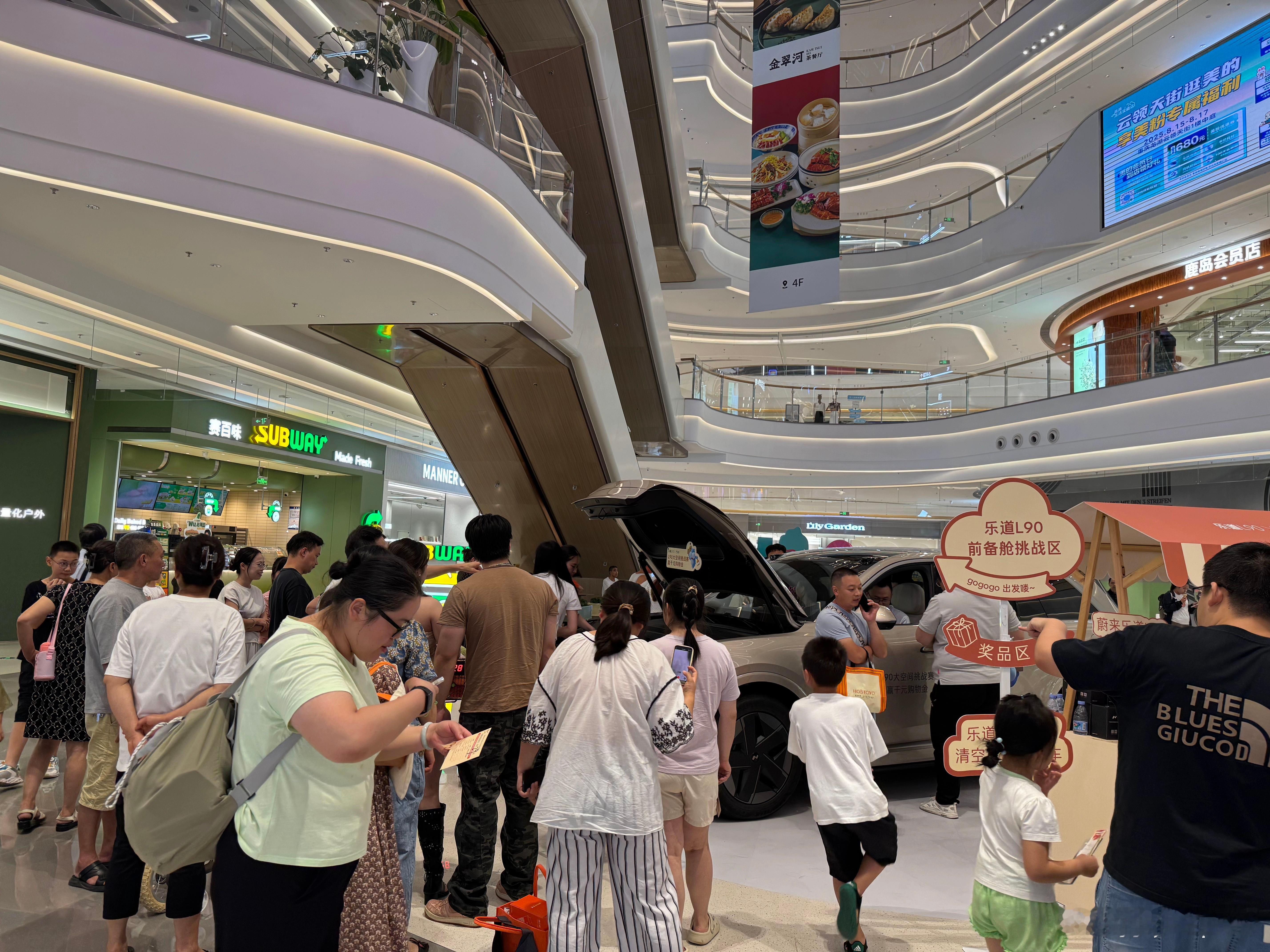 蔚来新ES8和乐道L90都打出了王炸的效果，这个周末进店也爆了。两个旗舰3排车型
