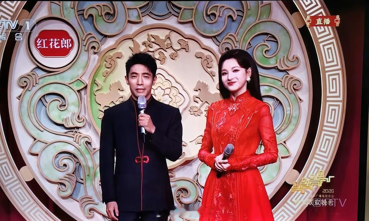 谁跟我一样，看央视春晚的撒贝宁，越看越着急！平时清爽利落的样子多好，今晚这造型实