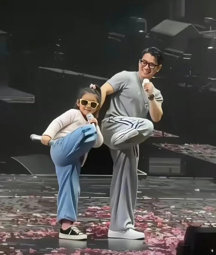 郭富城的大女儿郭咏希今年9岁了，和郭富城一起在舞台上跳舞太可爱了 ​。 ​​​