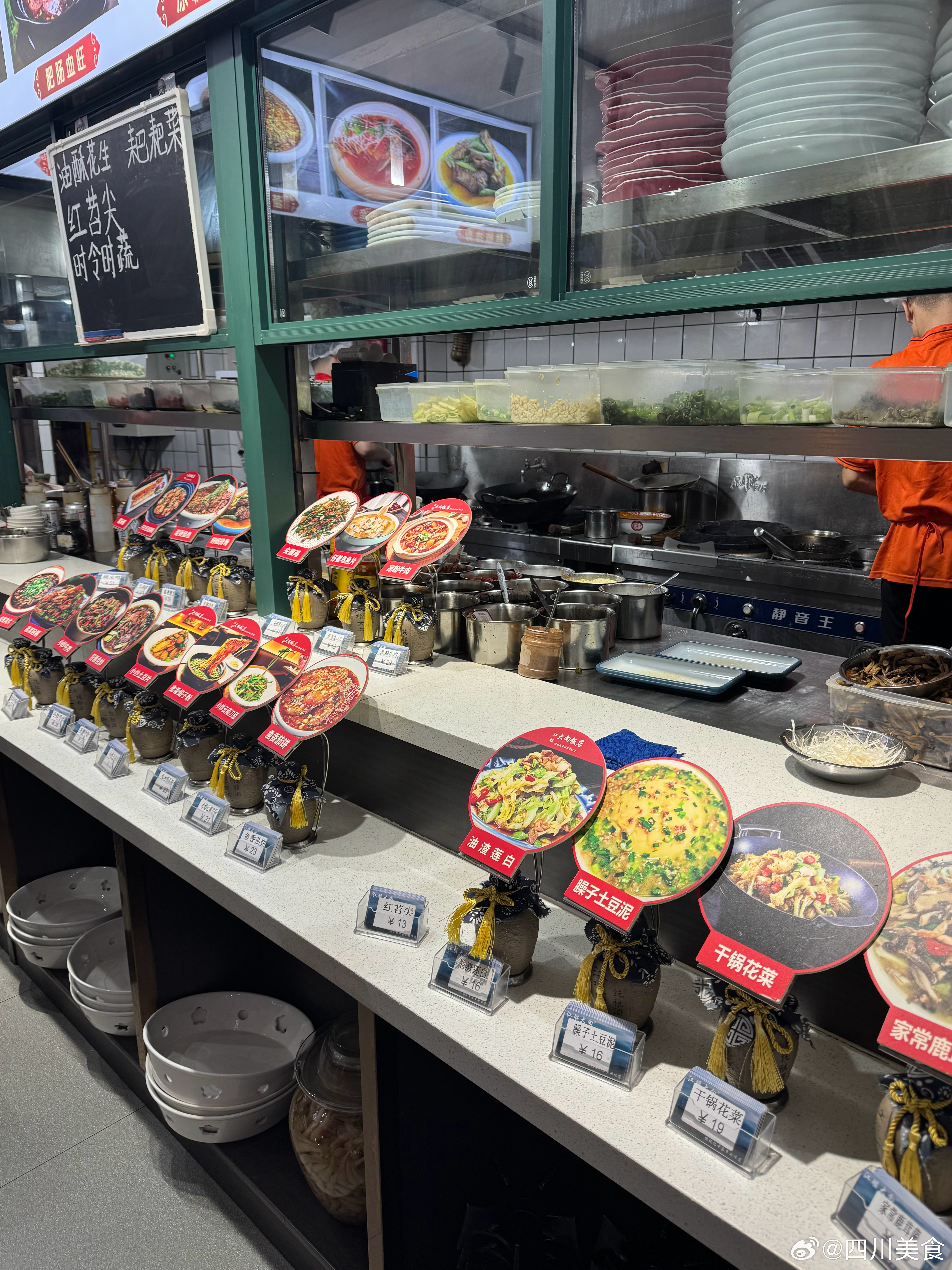 都江堰开了很久的大向饭店，今天终于有机会来尝试一下！好吃而且菜品也不是千篇一律。