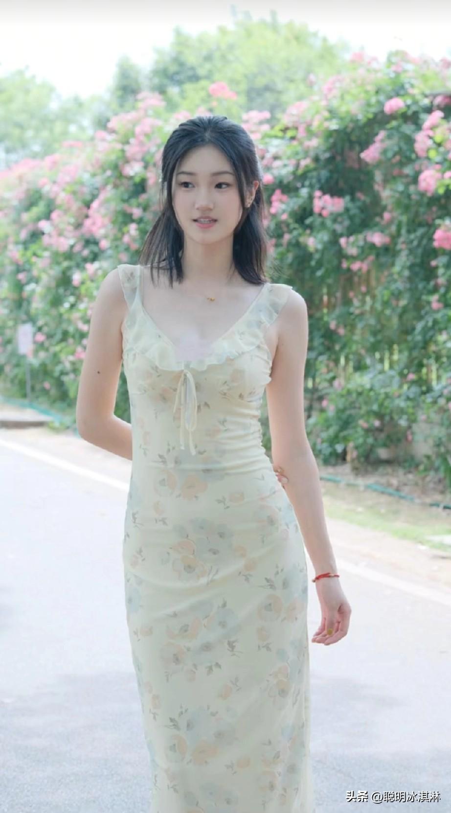 夏日清新穿搭，浅黄色连衣裙搭配粉色花丛，甜美又优雅。