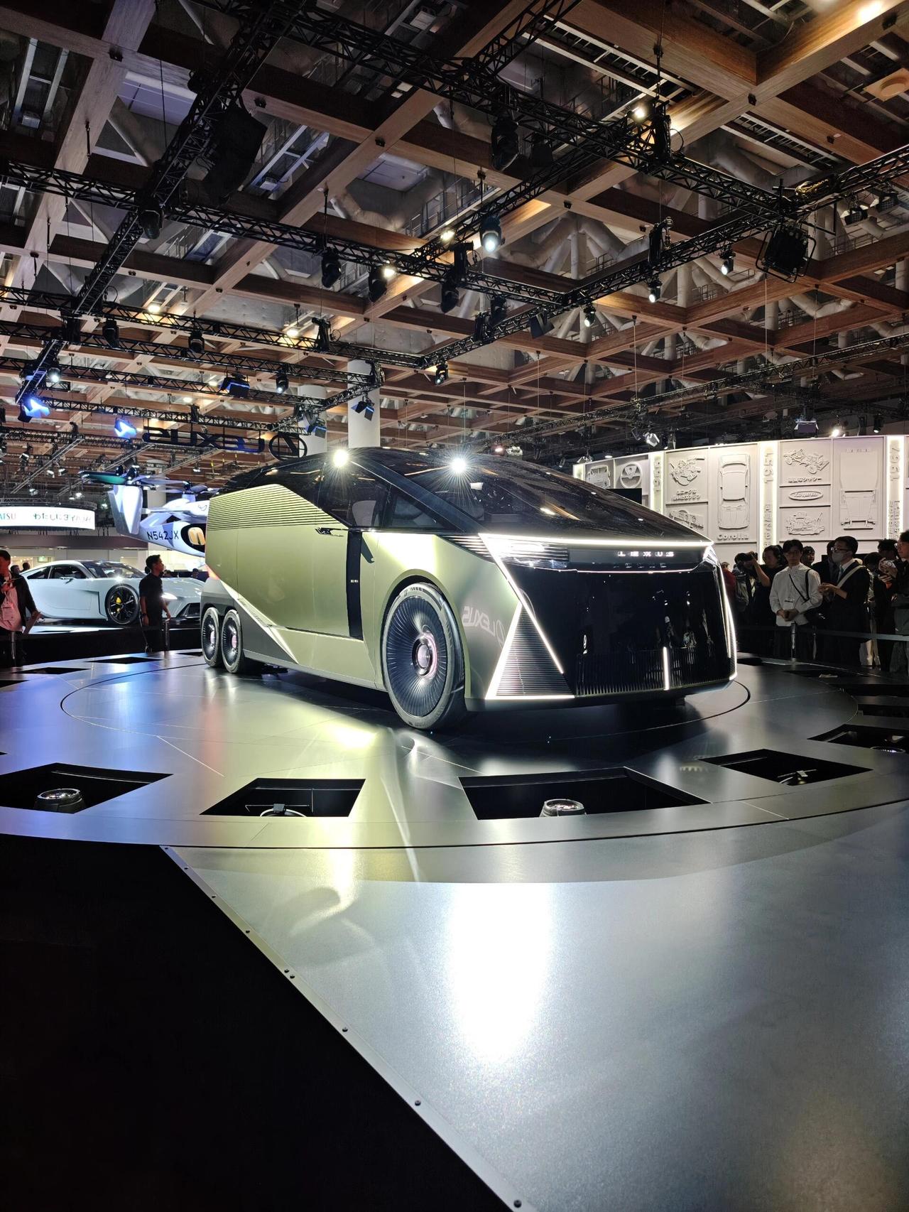 日本雷克萨斯最近又整活了——在东京车展上，直接把新干线的灵感搬进了车里。
他们带
