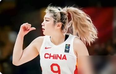 你敢信？223cm的张子宇连被非洲小个掏2球，宫鲁鸣当场把她拽回替补席！
 
马