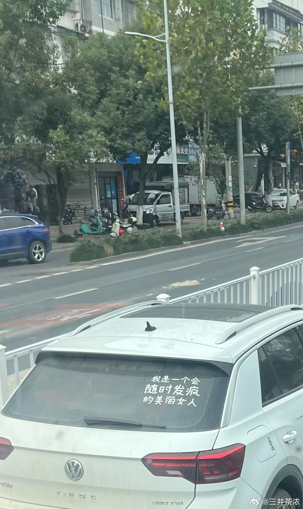 个性车贴，看到的都很好奇。[黄鸡大笑] ​​​