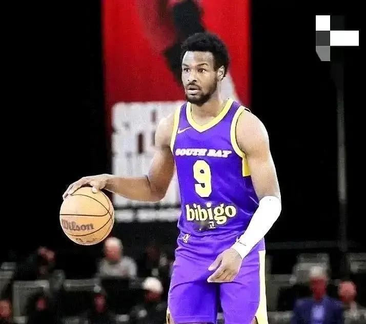 夏联防哭对手，湖人捡到宝
 
布朗尼把斯库特·亨德森锁到8中2。三分线外，他像装